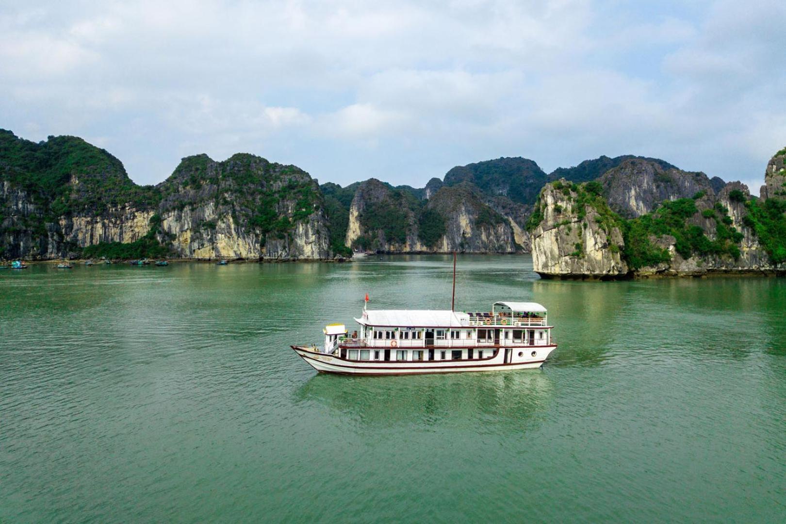 Cozy Bay Classic Cruise Hạ Long-öböl Kültér fotó